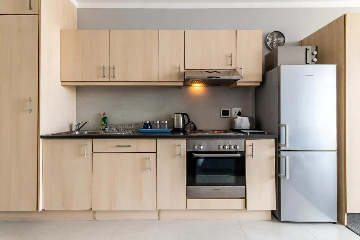Four Seasons City Apartment 1202: Onsite Parking, Roof Top Pool & Gym Κέιπ Τάουν